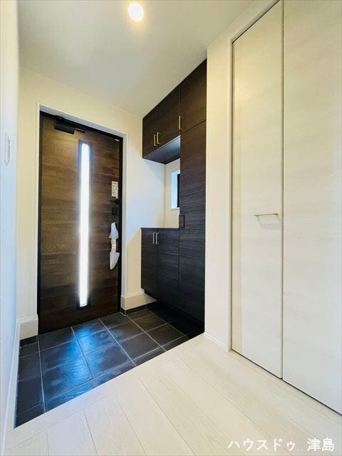 天井高さまであるシューズボックスが設置されすっきりと片付きます。中段には鍵をちょい置きできます。