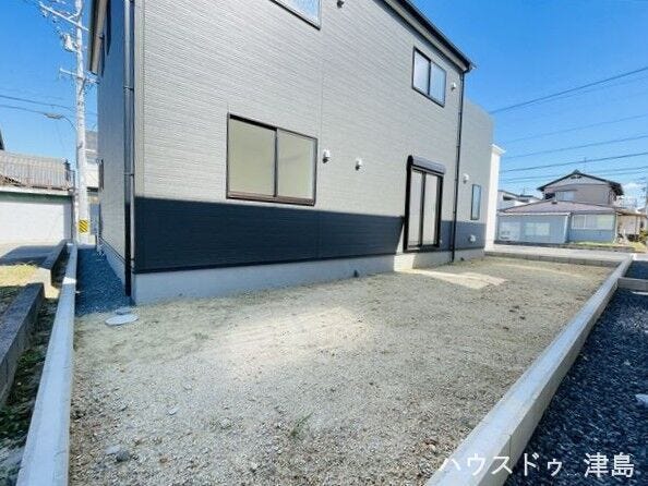 天井高さまであるシューズボックスが設置されすっきりと片付きます。中段には鍵をちょい置きできます。