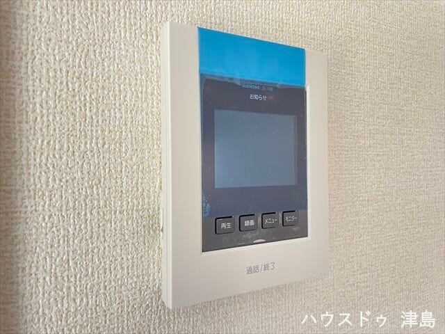 モニター付きインターホン。来訪者の顔が確認でき、室内にいながら安心して応対でき、防犯性を高めます。