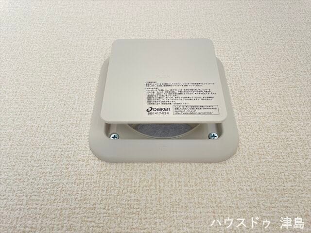 24時間換気システム。空気を循環させ快適で清潔な住環境。冬場の結露予防にもなります。