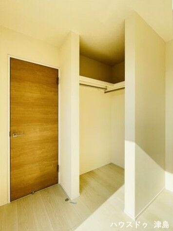 2階東側5.1帖洋室収納。2階3部屋にウォークインクローゼットが完備。L字にハンガーポールが設置してあり収納力に優れています。スーツケースなどの大きな荷物も収納しやすいオープンな空間です。