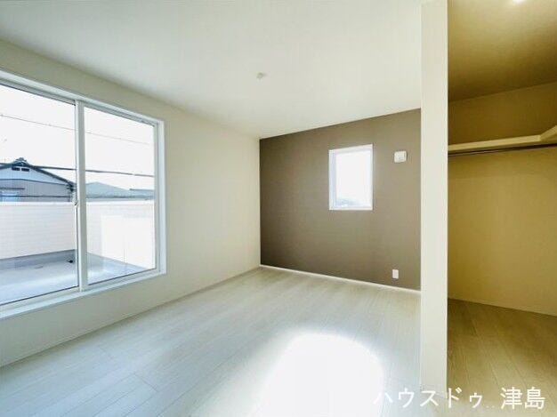 2階6.3帖洋室。バルコニーに面した南東に位置するお部屋でたっぷりの陽光を享受できる明るい室内が魅力的です。南側の壁一面にはグレーのアクセントクロスでナチュラルモダンなお部屋に。