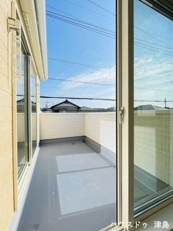 2部屋に面したバルコニーは気持ち良くお布団が干せます。物干し金具は窓側に設置されているので、居室にいながら洗濯物を干すことができます。