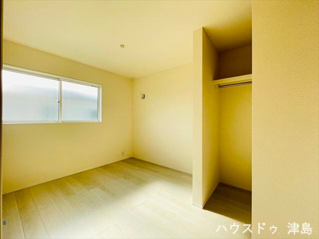 2階西側5.1帖洋室。2階居室4部屋で3人のお子さまでもお一人ずつ個室を持つことが可能です。それぞれの時間を大切にできる間取り設計になっています。