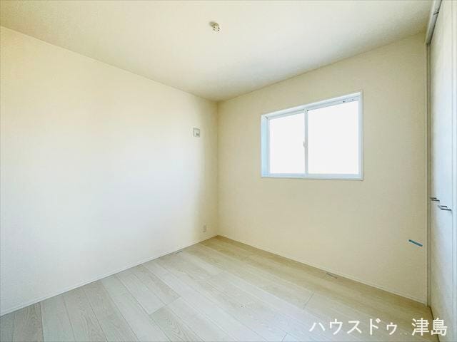 2階4.5帖洋室。北西に位置するお部屋です。直射日光を避けることができる北側のお部屋にはパソコンなどの機械やピアノなどを設置しても安心です。
