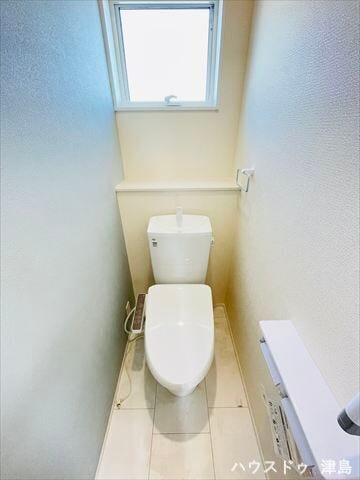 2階トイレ。ただしい朝も2個あり快適です。2階で過ごすときも階段を使わずに済むのはうれしいですね。トイレの後ろには棚があるので季節のお花やかわいい置物を置いてもいいですね♪