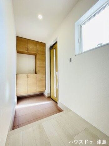 シューズボックスが設置され、中段にはインテリアを飾っていただけるスペースもあります。鍵の一時置きにも便利ですね。玄関扉のガラス窓にシルエットが映り、防犯面でも安心です。