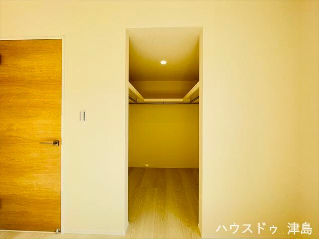 2階7帖洋室ウォークインクローゼット。U字にハンガーポールが設置してあり収納力に優れています。衣類などスッキリしまっておけるので、居室空間を広く快適にお使いいただけます。