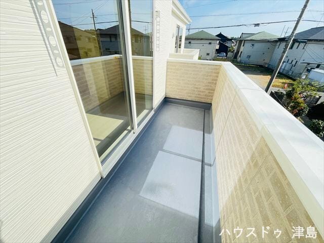 2階7帖洋室バルコニー。2面バルコニーでそれぞれの時間を大切にできる間取り設計になっています。物干し金具は窓側に設置されているので、居室にいながら洗濯物を干すことができます。