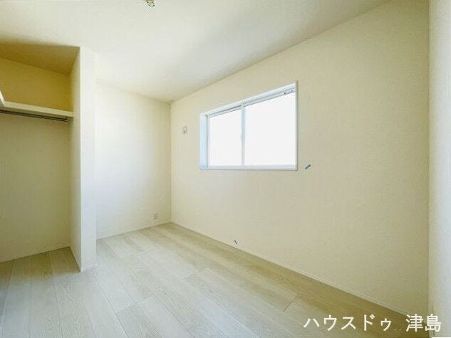 2階北西5.1帖洋室。2階居室4部屋で3人のお子さまでもお一人ずつ個室を持つことが可能です。それぞれの時間を大切にできる間取り設計になっています。