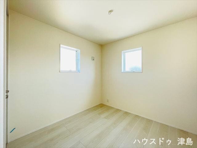 2階4.5帖洋室。北側ですが2面採光で比較的明るさも確保されています。北側ならではの落ち着いた居室なので、集中して勉強するのにおすすめです。