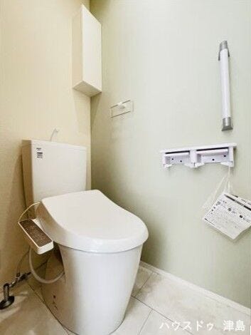 2階トイレ。各階に温水洗浄便座付きトイレを設置。1・2階ともアクセントクロスを施し、落ち着ける個室です。収納が設置されトイレットペーパー・サニタリー用品などのストックを収納できます。