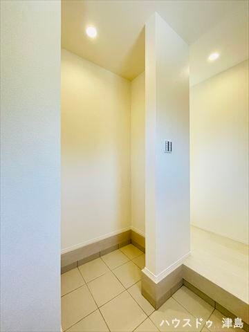 土間収納があることでBBQセットやタイヤなど外で保管しておくには心配なものなどの収納にも助かります。また、雨や泥で汚れた靴や長靴も気兼ねなく収納しておけます。