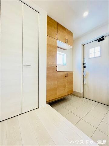 天井高さまであるシューズボックスは住まいの顔ともいわれる玄関をきれいに保ってくれます。スリット窓があり明るく、お好みのインテリアで飾ってお客様やご家族をお出迎え。