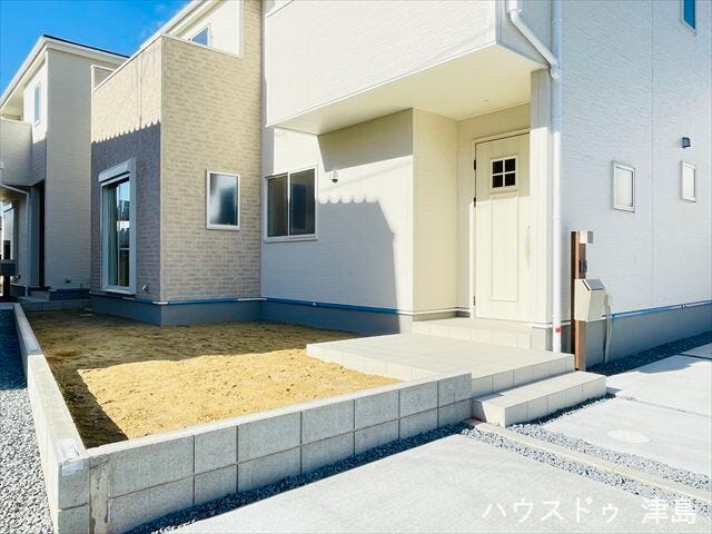 リビングの高さと合わせてウッドデッキやタイルデッキを設置したり、芝生を敷き詰めて戸建ライフを楽しめます。家庭菜園で野菜を育ててみるのもお子様の食育になりますね。