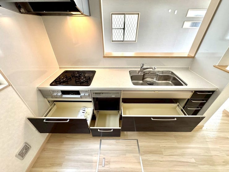 【kitchen】広めのキッチンは料理のしやすさを追求した設計。収納も豊富で作業がしやすい空間です。