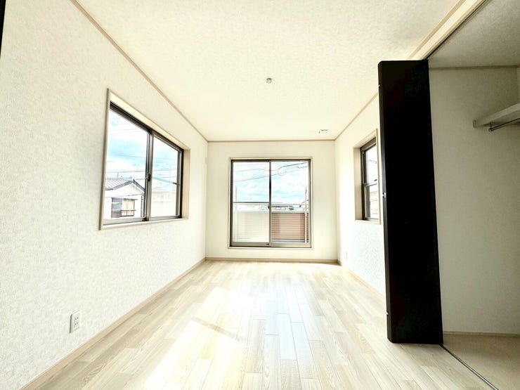 【Bedroom】クローゼット完備で収納力◎。家具の配置もしやすい機能的な洋室です。