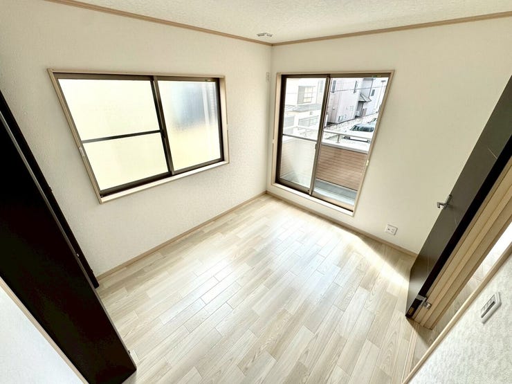 【Bedroom】ナチュラルな内装で、リラックスできる空間。寝室や書斎にも最適です。