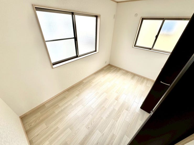 【Bedroom】洋室には収納力のあるクローゼット付き。衣類や荷物もすっきり収まります。