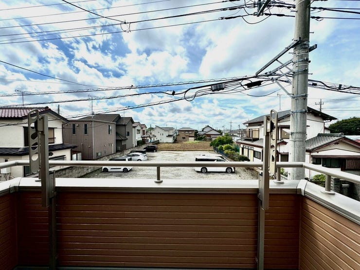 【Balcony】日当たりの良いバルコニーはお洗濯物がしっかり乾きやすく、毎日の家事にも重宝します。