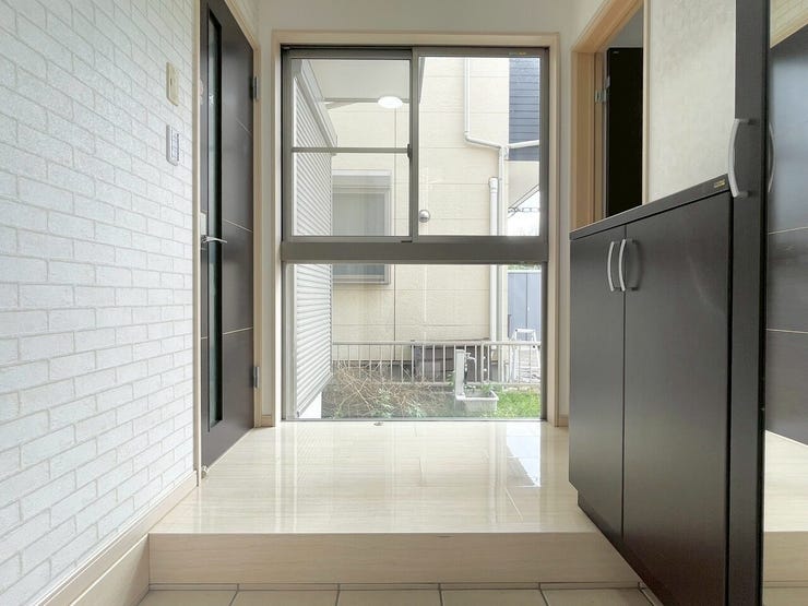 【Entrance】シューズボックス完備の玄関で、靴や小物もスッキリ収納できます。