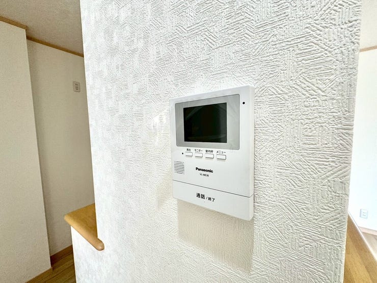 【Facilities】来訪者を確認できるモニター付きインターホンで、防犯面も安心です。