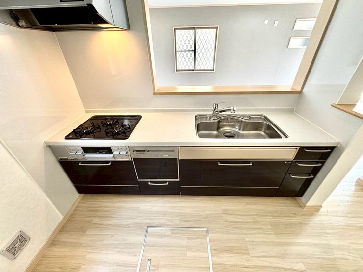 【kitchen】効率よく使える広々キッチン。収納力も高く、料理の時間がスムーズに。