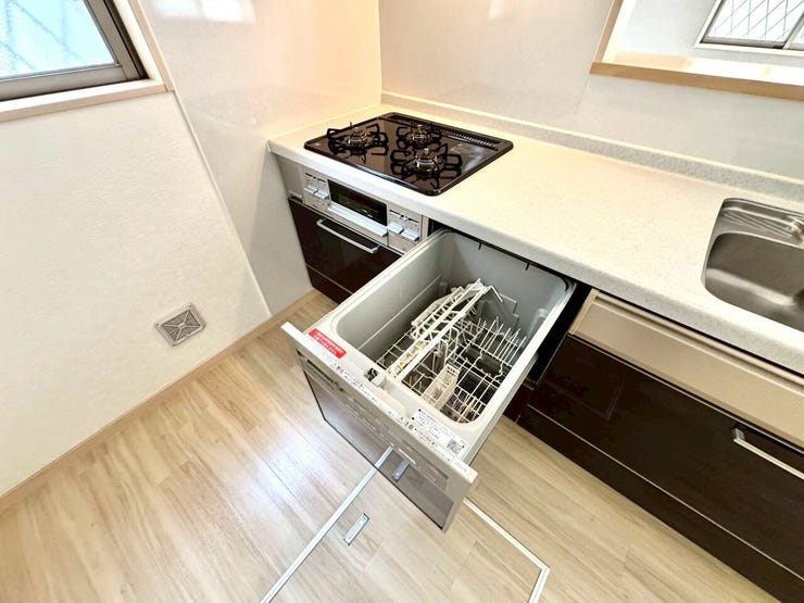 【kitchen】家事の時短に便利な食洗機付き。手洗い不要で毎日の負担を軽減します。