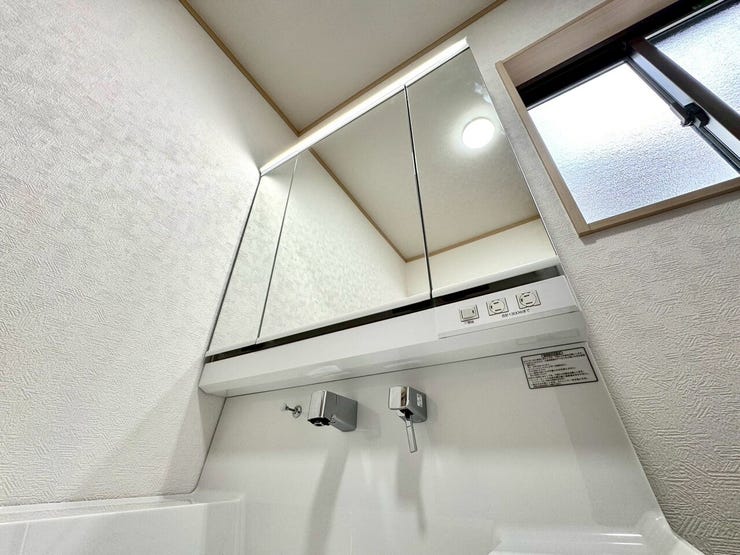 【Washroom】壁付け水栓でカウンターまわりが広々。洗面スペースがより快適になります。