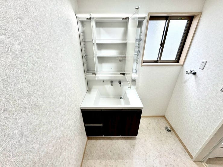 【Washroom】壁付け水栓で、カウンターまわりが汚れにくくお手入れも簡単です。