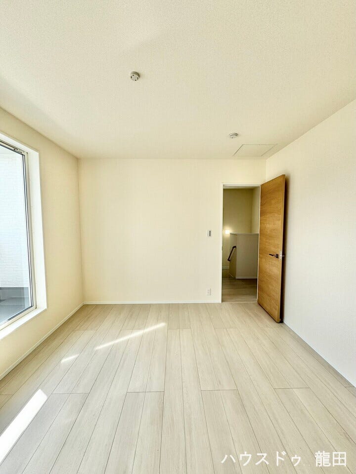 ■□■洋室■□■
洋室7帖・バルコニー