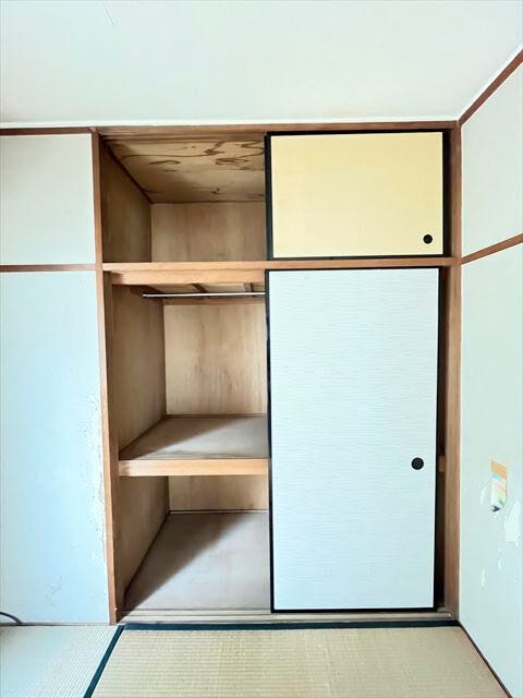 押入れ収納は奥行きがあるので、衣装ケースや突っ張り棒を使って空間を有効活用できます!