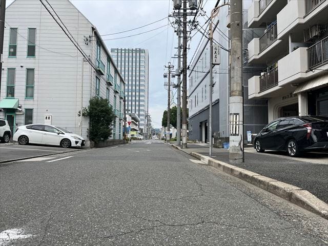 お子様と手を繋いで歩いている横を車が通り抜けられる道幅となっています。安心してお子様と一緒にお出掛けする事が出来ます。