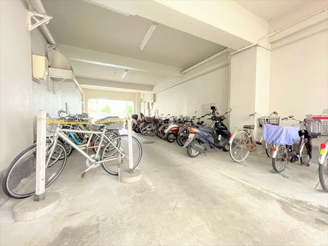駐輪場には屋根が付いていますので雨からも守ってくれますね。