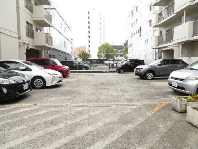 敷地内には駐車場がございます。空き状況はお気軽にお問い合わせください。