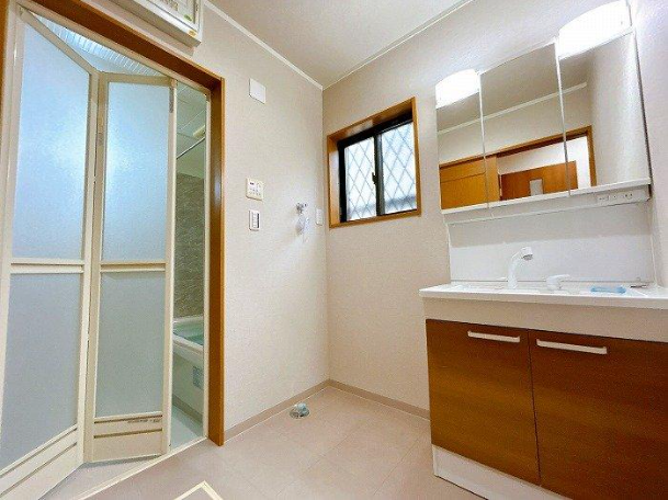 ◇洗面台◇
清潔感のある洗面台です。お掃除もしやすく、身だしなみや、自分を綺麗にする場所だからこそ清潔にしていたいですね。三面鏡の裏側が全て収納スペースになっています。