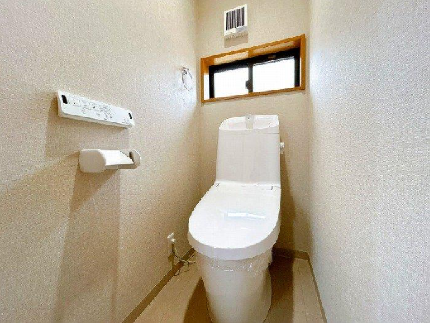 ◇トイレ◇
窓も付いてるので明るくスッキリとしたトイレです。採光や通風良好です。カバーや、マット、棚などを同じテイストでまとめると、統一感のあるおしゃれな空間になります。
