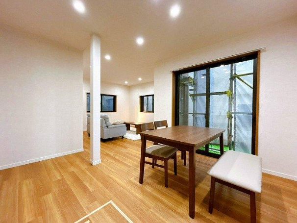 ◇ダイニング◇
ダイニングには2面に窓があり、豊かな採光が射し込んできます♪明るさと解放感に溢れ、ゆったりとしたひと時を過ごすことが出来ます♪食事中の会話も弾みそうな空間ですね♪