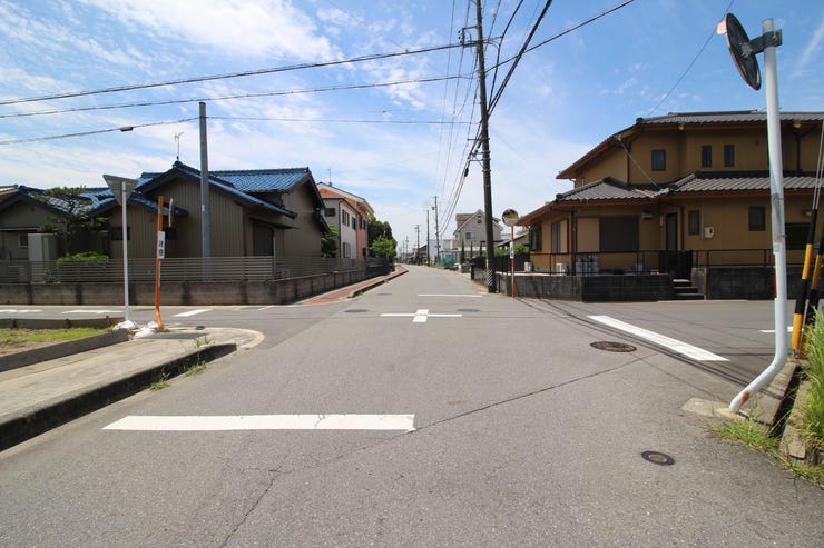 *C区画*
前面道路(北西側)8.7m、間口約8.30m
対向車がきてもすれ違える広さがございます。