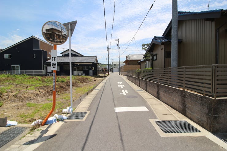 *C区画*
前面道路(南西側)約4.0m、間口約19.50m
見通しの良い道路です。交通量が少なくお散歩も安心!