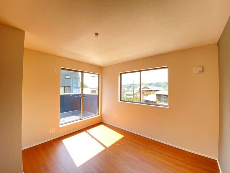 2F洋室7.5帖
洋室の中では一番お部屋が広いです!
南西向きにより日当たりも良好♪