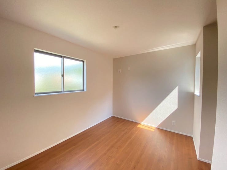 2F洋室6.5帖
お子様のお部屋としてご使用いただけます!
北東向きですが、昼間でもこの明るさ♪