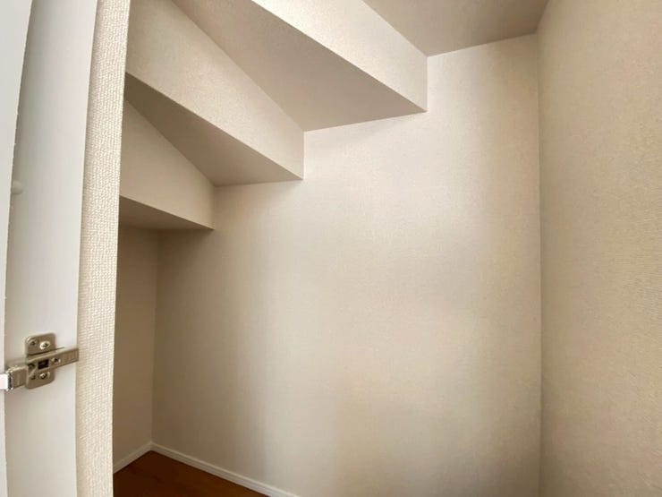 階段下の収納になります!