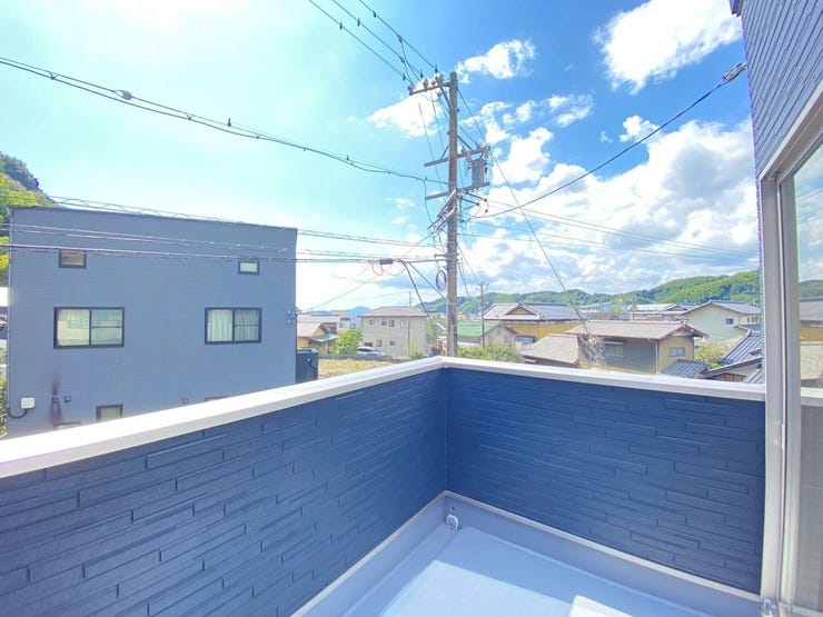 南西向きにより日中の時間帯は
太陽が降り注ぎます♪