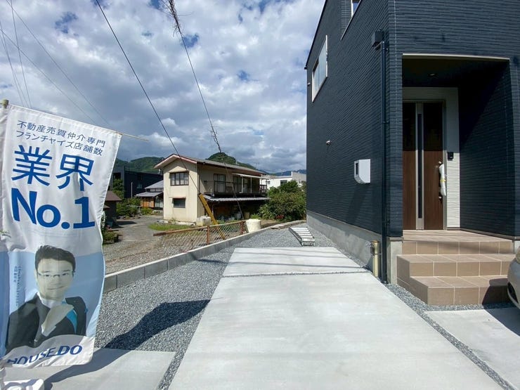 物件に対して平行の駐車場と垂直の駐車場と
2台駐車可能です♪