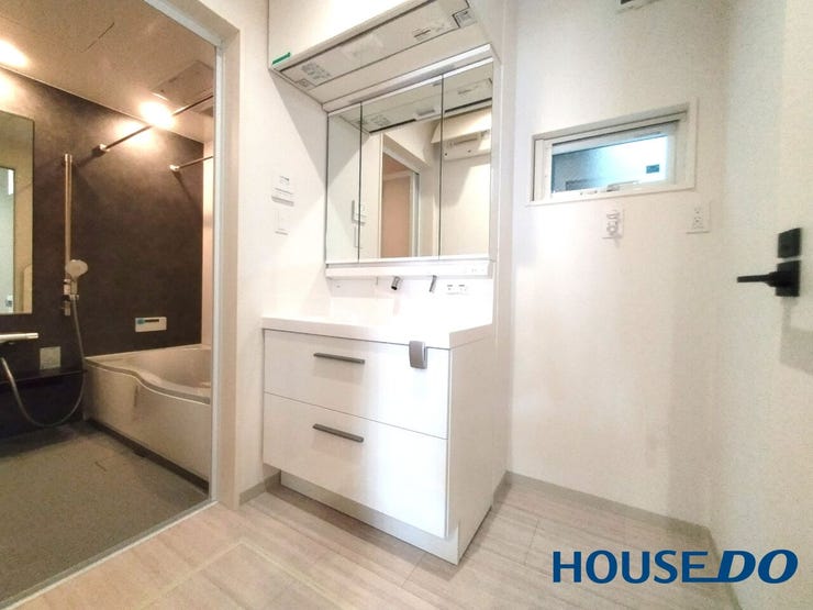 屋内洗濯機置場も兼ねた洗面脱衣所。