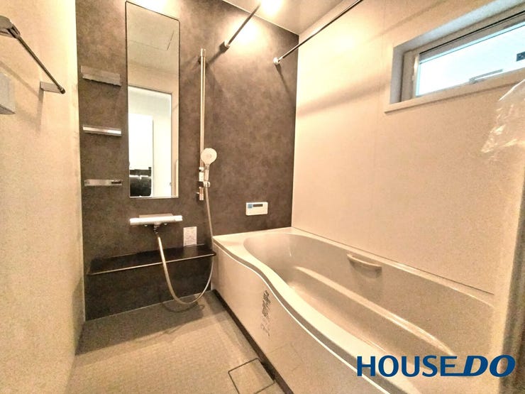 足を伸ばしてゆったりと入れる大きさのお風呂です。