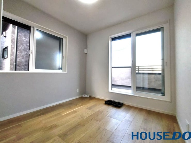 洋室は二面採光で陽当りバッチリ。