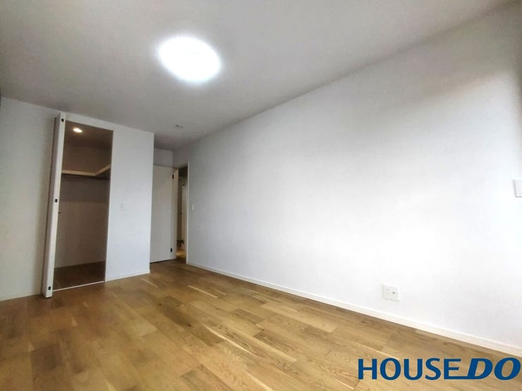 このお部屋はウォークインクローゼット付き。