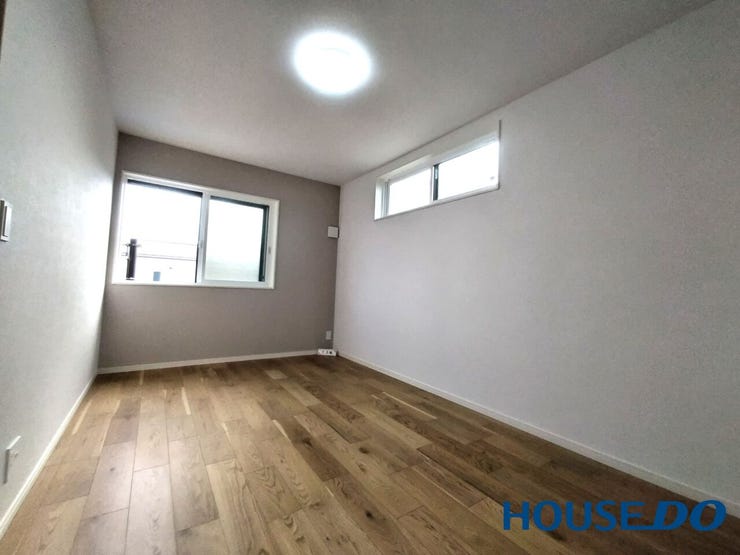 こちらは一回り大きなお部屋となります。